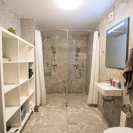 아파트 Beautiful Group In Bern With Parking & Massage 오스터문디겐